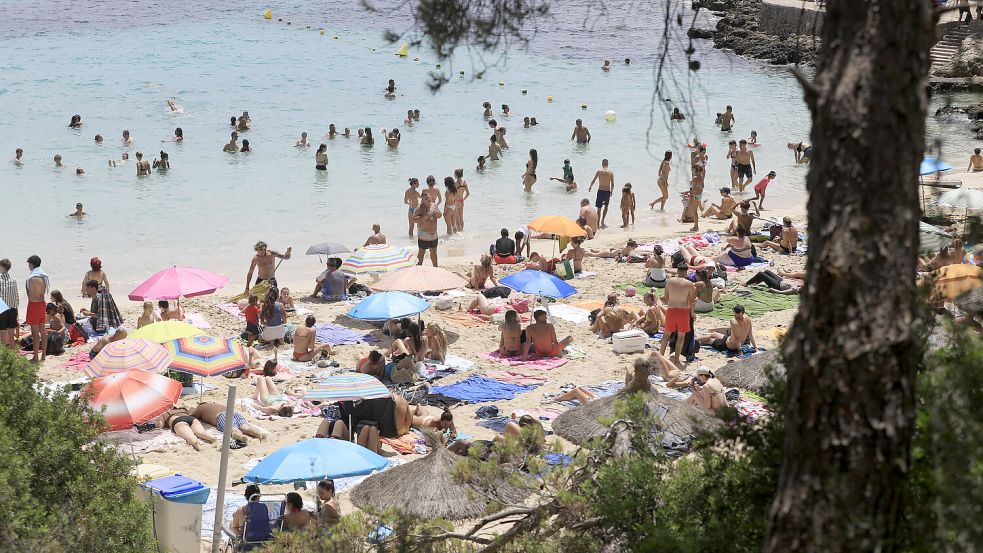 Mallorcas Strände sind teilweise völlig überfüllt. Eine Aktivistengruppe hat jetzt auf humorvolle Weise etwas dagegen unternommen. Foto: dpa/Clara Margais