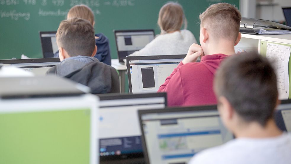 Schüler sitzen im Klassenraum vor den Bildschirmen ihrer Computer. Informatik wird in den zehnten Jahrgängen ab sofort zum Pflichtfach. Foto: DPA