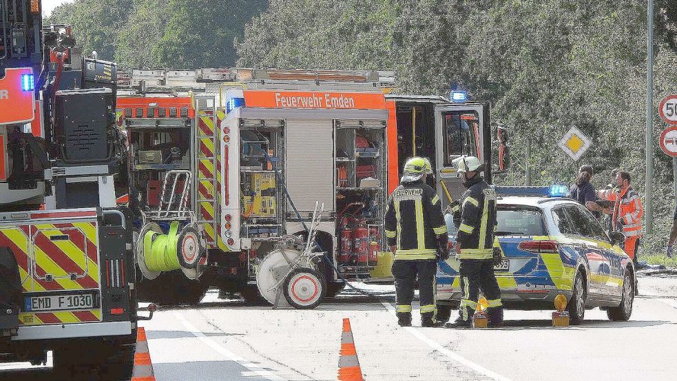 Polizei und Feuerwehr sind zu einem Unfall auf der Larrelter Straße ausgerückt. Die Straße ist gesperrt. Foto: F. Doden