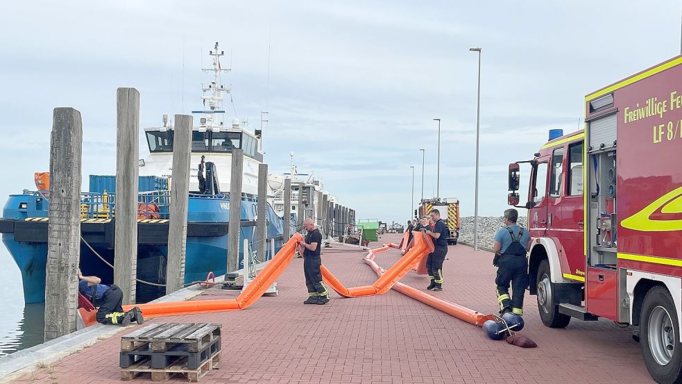 Um den Kraftstoff aufzuhalten, wurden Ölsperren ins Wasser gelassen. Foto: Feuerwehr