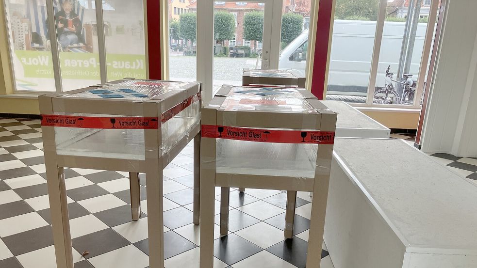 Drinnen stehen bereits die ersten Vitrinen, die der S. Fischer Verlag gesponsert hat. Dort erscheinen die Bücher von Klaus-Peter Wolf. Foto: Rebecca Kresse
