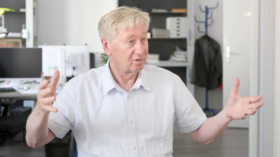 Vor dem Spiel und in der Kabine galt Fußballtrainer Gerhard Gastmann als ein großer Motivator, der seine Spieler mit Worten und Gesten einfing. Im Gespräch mit der ON-Sportredaktion zeigte der 73-Jährige, dass er es immer noch kann. Foto: Romuald Banik.