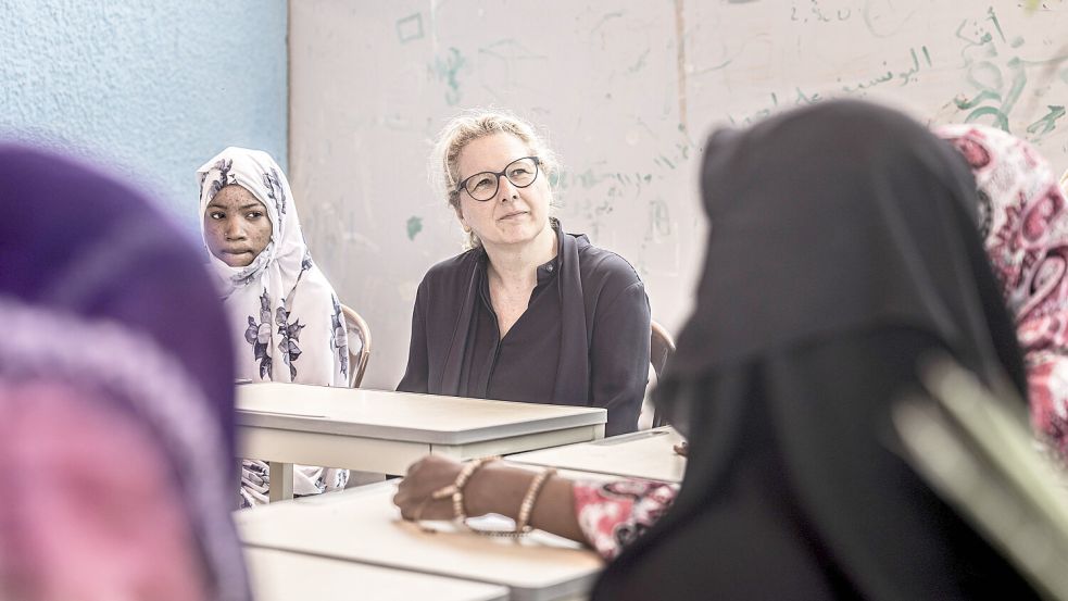 Bundesentwicklungshilfeministerin Svenja Schulze besucht einen Französisch-Sprachkurs bei einem Projektbesuch mit UNICEF in Nouakchott. Foto: imago images/Leon Kuegeler/photothek