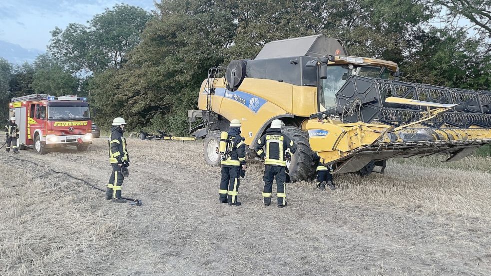 Der Mähdrescher war in Norden heiß gelaufen und hatte einen Brand auf dem Feld ausgelöst. Foto: Feuerwehr Norden