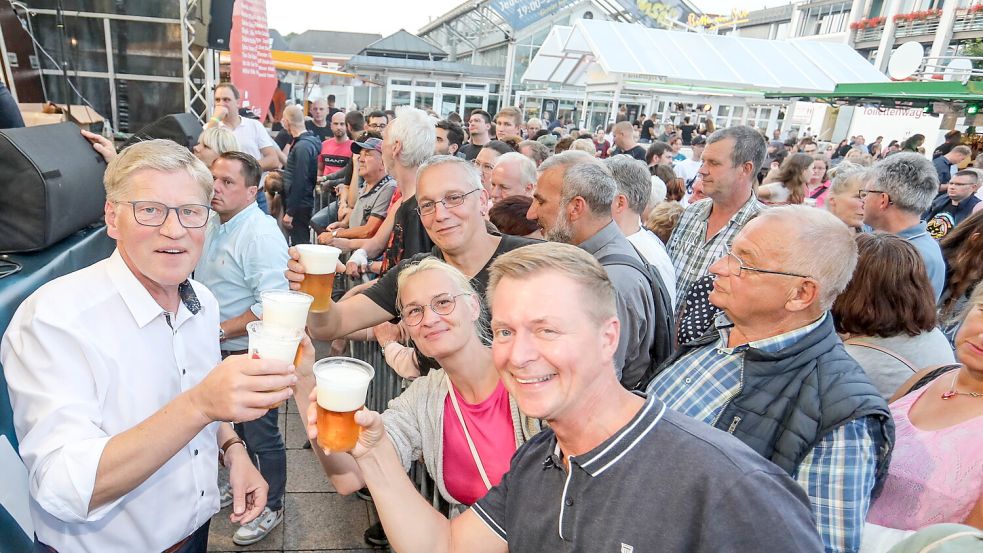 Bürgermeister Horst Feddermann (rechts) stieß mit den ersten Stadtfest-Gästen und Freibier an. Foto: Romuald Banik