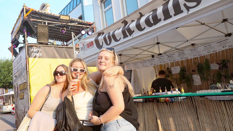 Der neue DJ-Tower in der Fußgängerzone lockte am Freitagabend schon die ersten Partywütigen an. Foto: Romuald Banik