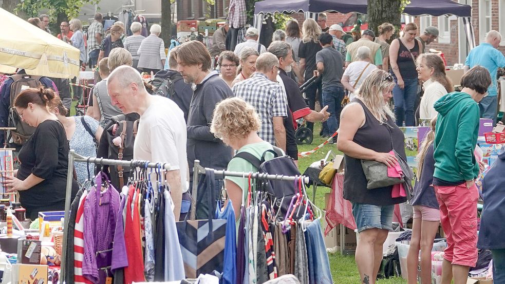Der Flohmarkt auf dem Georgswall war am Vormittag gut besucht. Foto: Helmut Vortanz