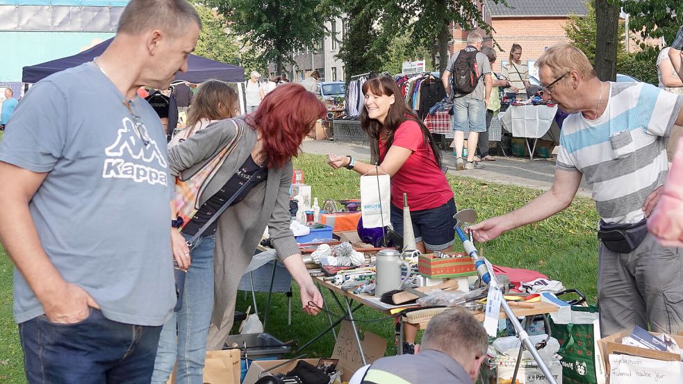 Nicole Füllbier und ihr Vater Harald Lindemann hatten allerlei Artikel aus Haushaltsauflösungen im Angebot. Foto: Helmut Vortanz