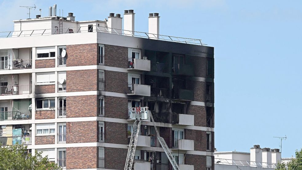 Das Foto zeigt das Hochhaus, das am Samstag in der Nähe von Paris vom neunten bis zwölften Stock in Brand geriet. Foto: AFP/Stefano Rellandini