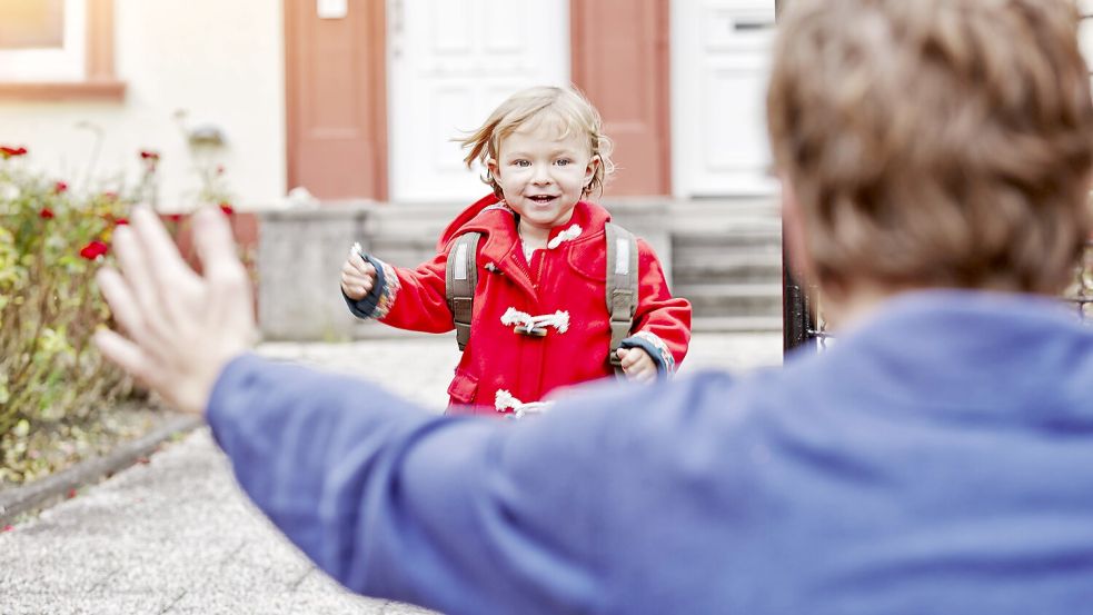 Väter, die nach einer Trennung für ihr Kind Unterhalt zahlen, könnten künftig eine Entlastung erfahren. Foto: imago images/Westend61