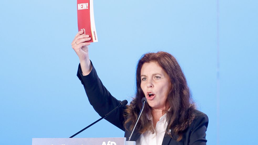 Anja Arndt, AfD-Vorsitzende in Ostfriesland, spricht auf der AfD- Europawahlversammlung in Magdeburg. Sie wurde auf Platz 13 der Kandidatenliste für die Europawahl 2024 gesetzt. Foto: DPA