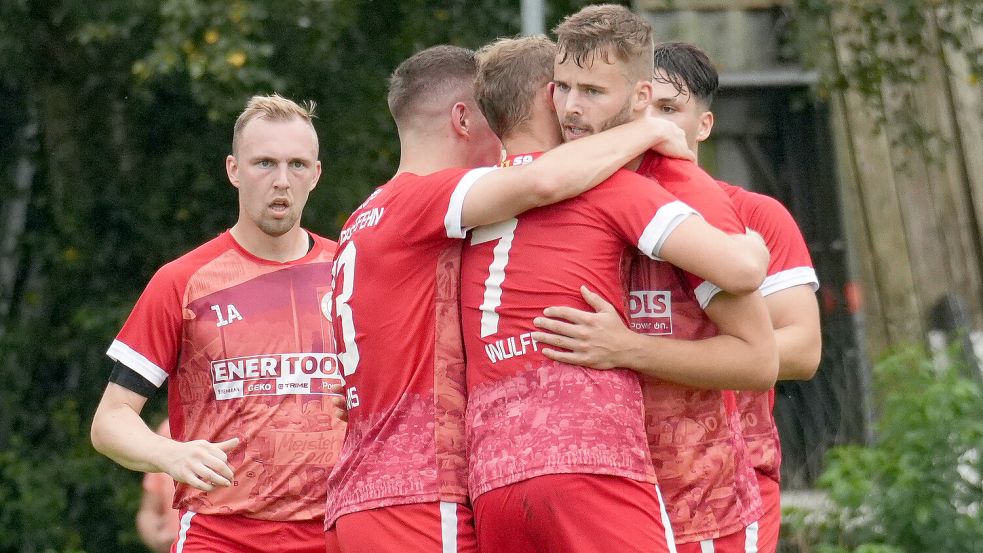 SVG-Mittelfeld Tobias Hillers (Zweiter von rechts) hatte zum 1:1 getroffen und seine Mitspieler bedankten sich bei ihm.