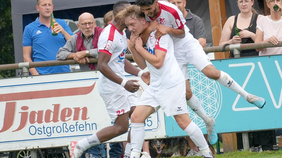Im ersten Durchgang jubelten die Auricher Spieler den Führungstreffer von Kim-Bastian Schoolmann (Mitte).