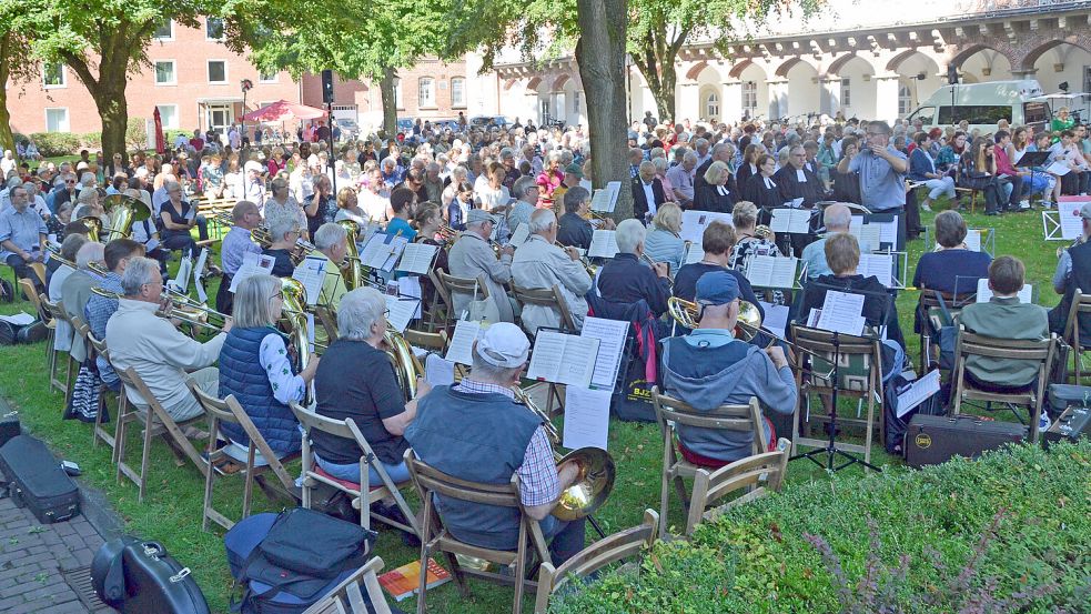 Mehrere hundert Besucher waren auf dem Schlossplatz mit dabei. Foto: Aiko Recke