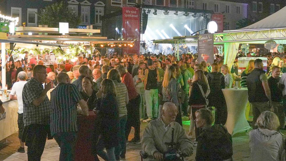 Fast überall, wie hier auf dem Auricher Marktplatz, wurde friedlich gefeiert. Foto: Helmut Vortanz