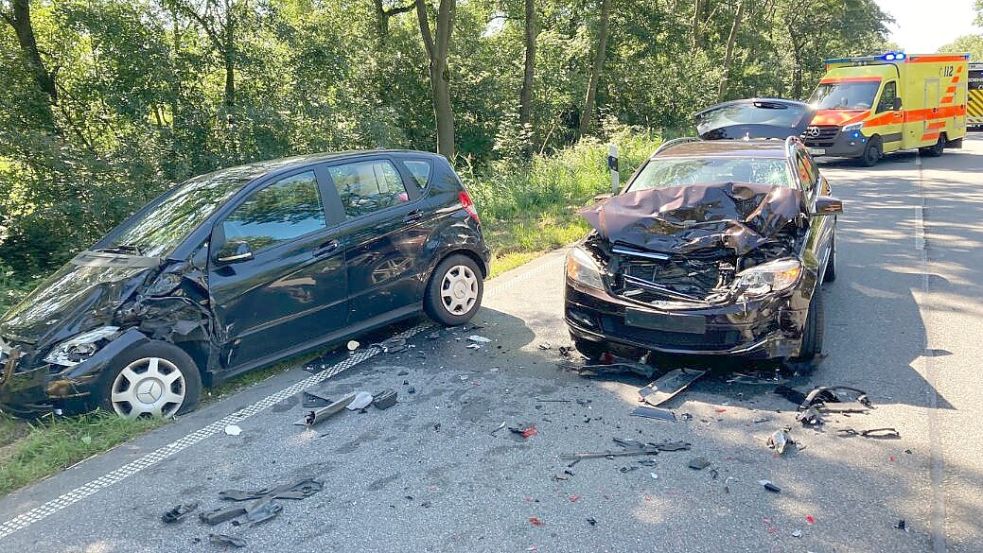 Bei dem Unfall auf der B210 waren vier Fahrzeuge beteiligt. Foto: Aiko Recke