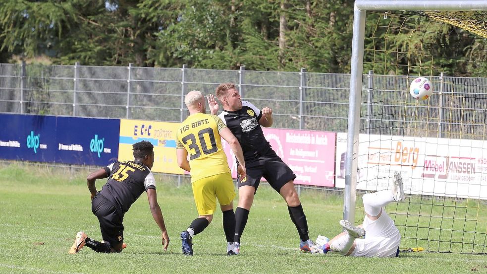 Der Hinteraner Schlussmann Daniel Dietrich (rechts) lag am Boden, als der Schuss des Middelser Kevin Hollmann ins Netz zum 1:0 für Middels sauste. Foto: Wilfried Gronewold