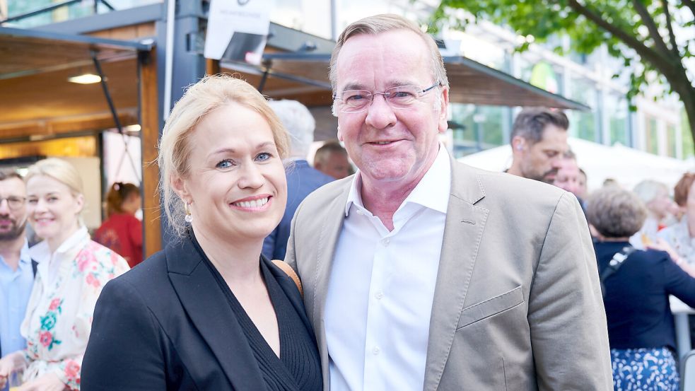 Boris Pistorius (63) mit seiner Lebensgefährtin Julia Schwanholz (42) beim Sommerfest der niedersächsischen Landesvertretung in Berlin. Foto: dpa/Annette Riedl