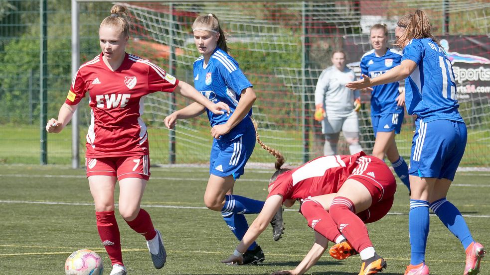 Der Schockmoment: Emily Reens bleibt im Kunstrasen hängen und verdreht sich das Knie. Foto: Helmut Vortanz