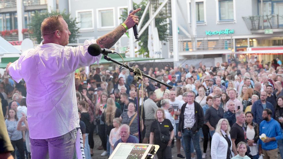Auf und vor der Sparkassen-Bühne auf dem Marktplatz wurde kräftig gefeiert. Foto: Helmut Vortanz