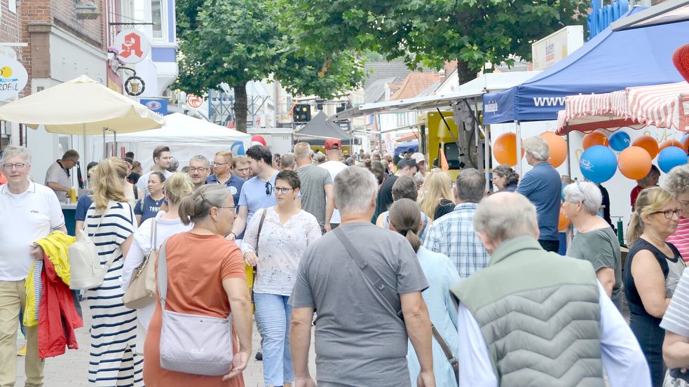 Auch tagsüber war die frisch sanierte Fußgängerzone gut gefüllt. Foto: Aiko Recke