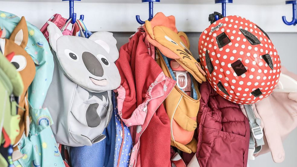 In einer Kindertagesstätte hängen die bunten Rucksäcke und Jacken der Kinder an einer Garderobe. Foto: DPA