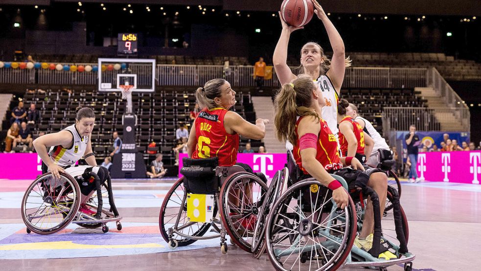 Lena Knippelmeyer (am Ball) musste am Freitag eine schmerzhaft knappe Niederlage bei der Europameisterschaft in Rotterdam hinnehmen. Die Bronzemedaille ging an Spanien. Foto: Steffi Wunderl