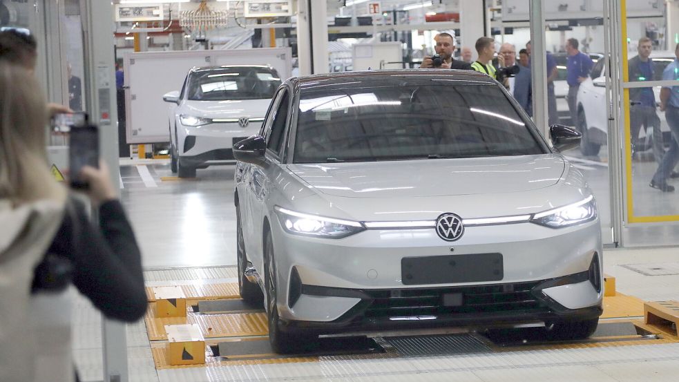 Der hohe Besuch aus Hannover und Wolfsburg durfte einen fabrikneuen ID 7 auf dem Prüfstand probefahren, zum Beispiel auf dem Rollenprüfstand. Foto: Romuald Banik