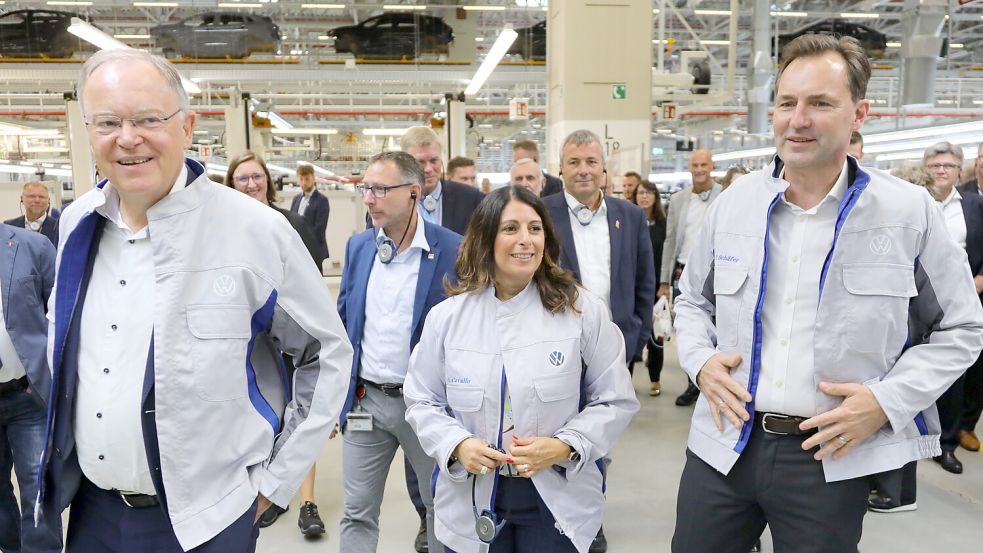 Weil, Konzernbetriebsratschefin Daniela Cavallo und Markenvorstand Thomas Schäfer bekamen VW-Arbeitskluft. Foto: Romuald Banik