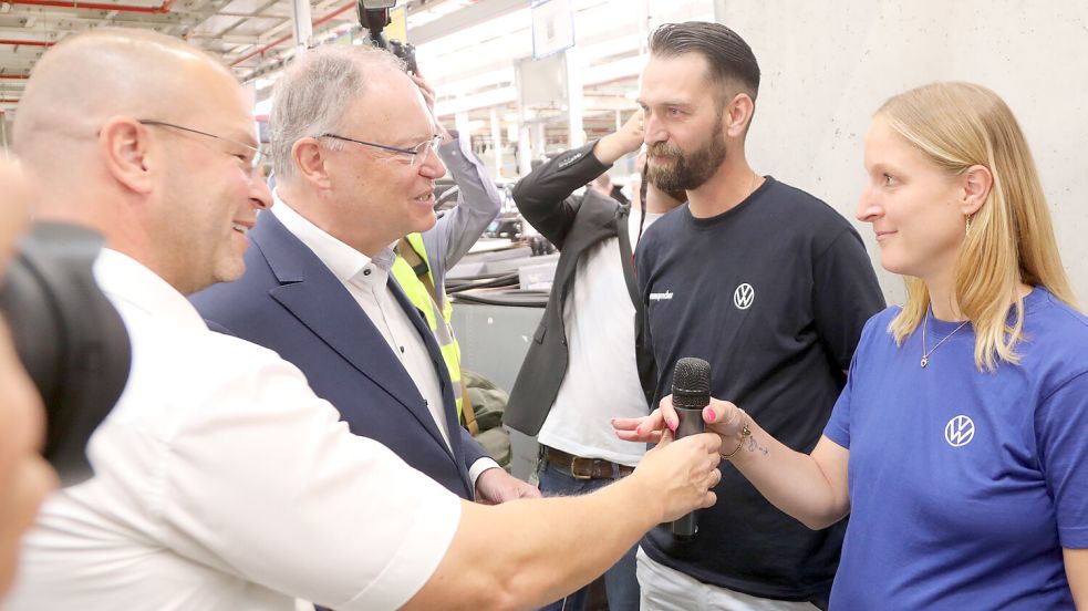 Stephanie Lorenz und Dirk Jibben berichteten Stephan Weil vom Umstieg von der Verbrenner- zur Elektrowelt. Foto: Romuald Banik