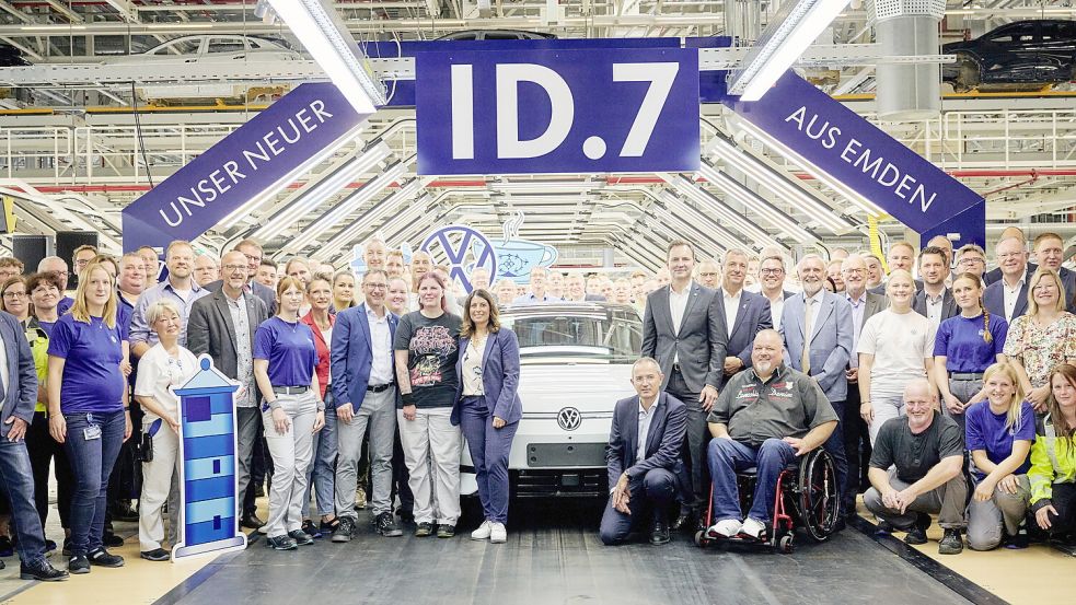 Gute Laune am Zählpunkt 8: Für das Gruppenfoto nahmen Beschäftigte und Gäste den ID 7 in ihre Mitte. Foto: Volkswagen