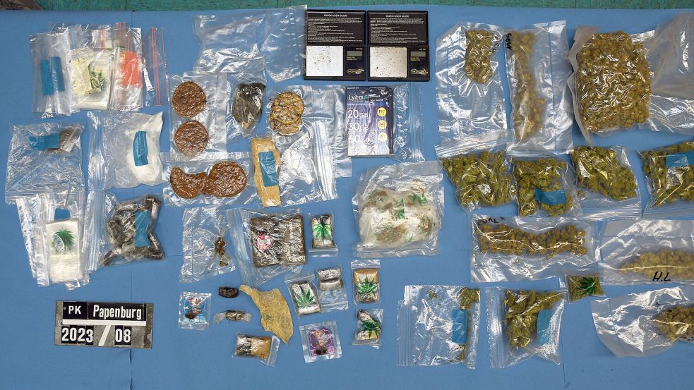 Verschiedene Drogen, darunter Marihuana, Kokain und Haschkekse, stellte die Polizei in Papenburg sicher. Foto: Polizei