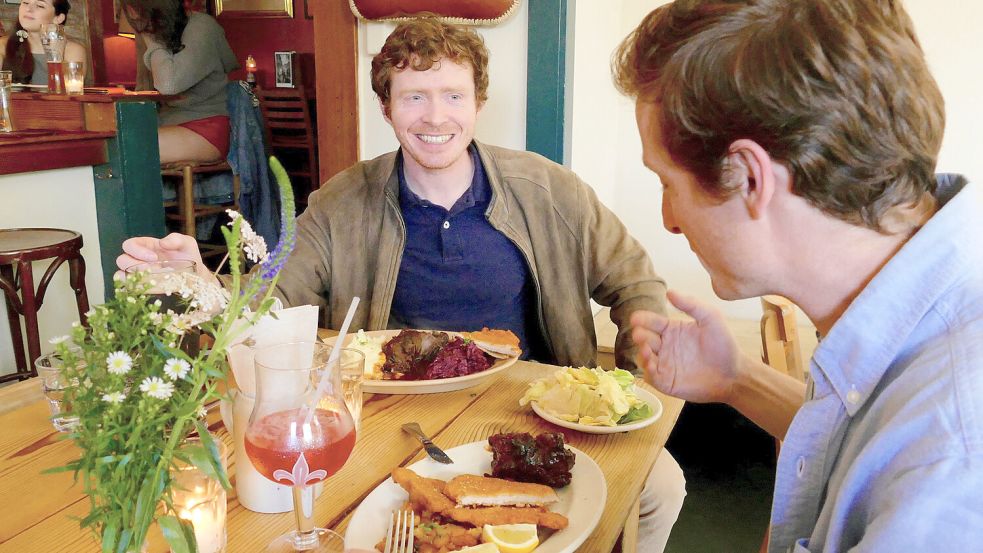 Sich mit Freunden zu einem Essen in einem Restaurant zu treffen, ist im Kreis Aurich immer seltener möglich. Viele Lokale müssen wegen Personalmangels ihre Küche schließen. Foto: DPA