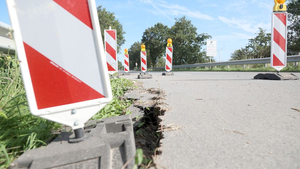 Die Fahrbahn der Landesstraße 1 ist an der Seite erheblich abgesackt. Regen hatte den Asphalt unterspült. Foto: Romuald Banik