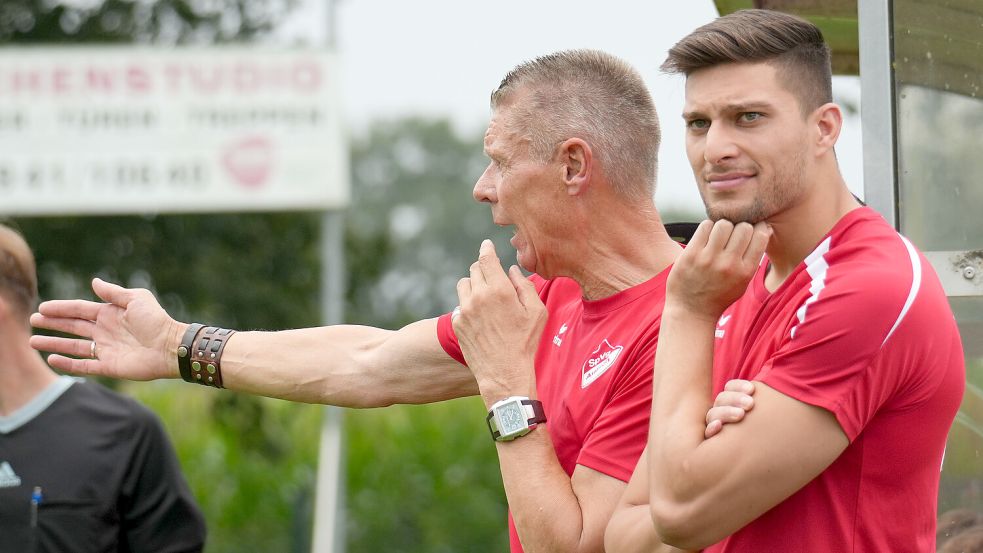 Der letzte gemeinsame Auftritt des Auricher Trainergespanns mit Uwe Groothuis (links) und Co-Trainer Milad Farqiryar fand am vergangenen Sonnabend im Mühlenstadion des SV Großefehn statt. Dort verlor die SpVg 2:6, zugleich der entscheidende Impuls für die Entlassung von Groothuis. Foto: Helmut Vortanz