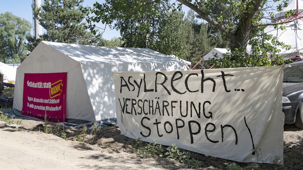 Ein Banner mit der Aufschrift „Asylrecht - Verschärfung stoppen“ hängt an einem Berliner Protestcamp. Foto: DPA