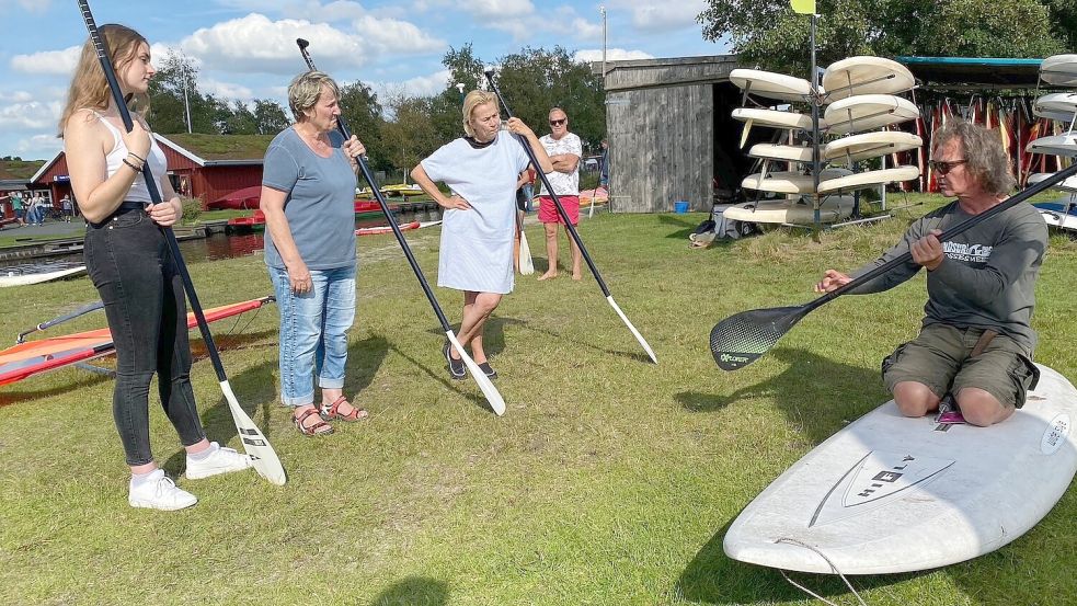 Surflehrer Jens Radde erklärt die Theorie.