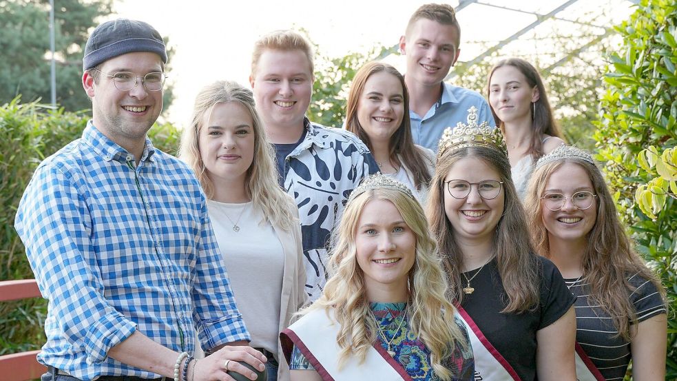 Die sechs Kandidaten mit der scheidenden Blütenkönigin Rudbeckia I, Jana Gerdes, und ihren beiden Prinzessinnen Justine Brazda und Finja Krause. Foto: Helmut Vortanz