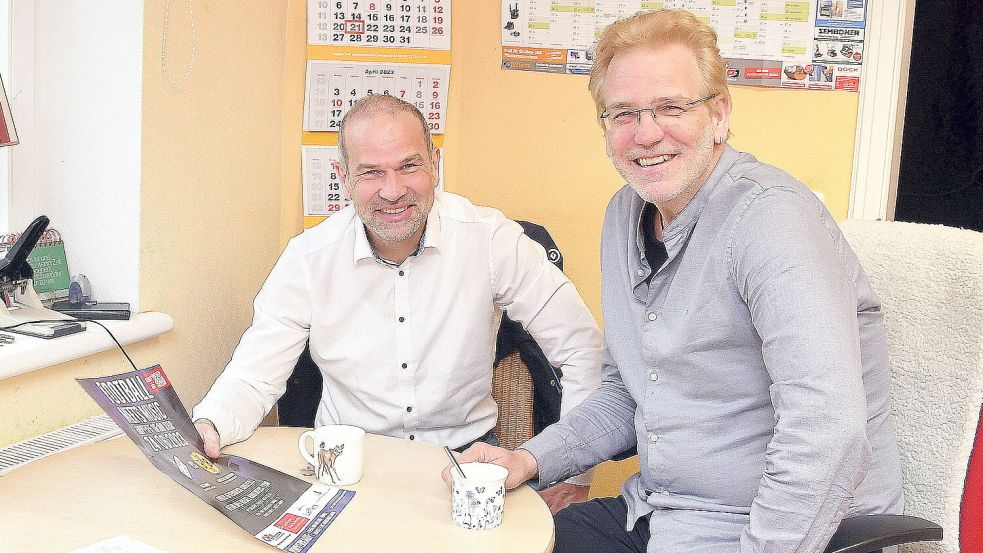 Kai Walther (2. Vorsitzender, links) und Ludwig Meyer (Vorsitzender SuS Timmel) ist es erneut gelungen, einen Top-Club für Timmel zu verpflichten.Foto: Gerd-Arnold Ubben