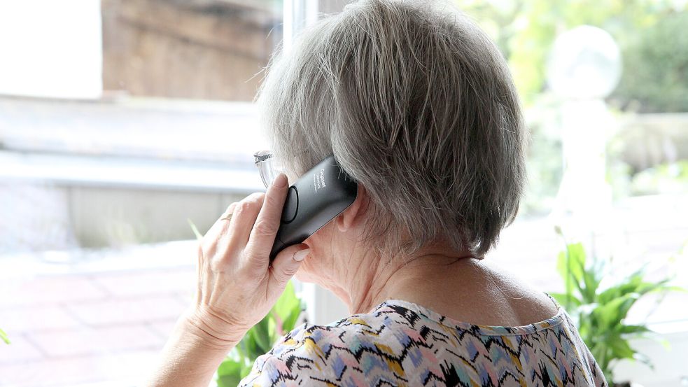 Gerade ältere Menschen sind im Visier von Telefonbetrügern Foto: IMAGO images/Eibner