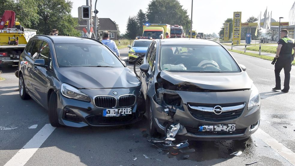 Die beiden Wagen wurden schwer beschädigt. Foto: Thomas Dirks