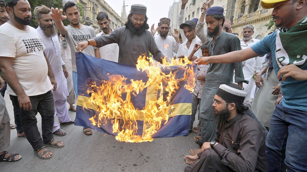 Die Verbrennungen des Koran in Schweden ziehen Proteste in der islamischen Welt, wie hier in Pakistan, nach sich. Foto: AP