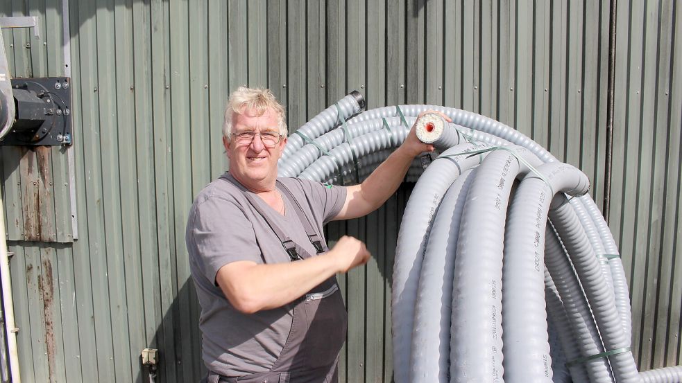 Die Wärme wird per Wasser transportiert in diesen roten Rohren, ummantelt von Isolation und einer grauen Hülle. Foto: Oltmanns