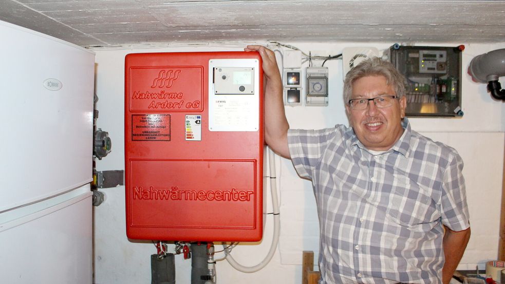 Und so kommt die Nahwärme beim Verbraucher an: Jens Lehmann im Keller seines Hauses in Ardorf. Foto: Oltmanns