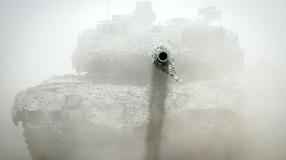 Kampfpanzer wie der Leopard sind in der Ukraine im Kriegseinsatz. Doch die Vorgänger-Modelle locken bei eigenen Events Tausende Besucher an. Foto: Kay Nietfeld/dpa