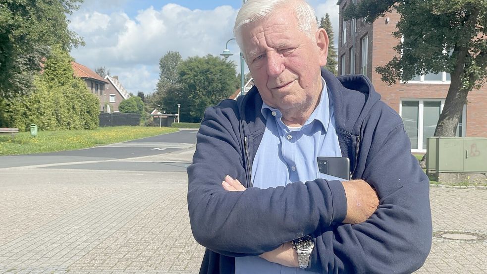 Karl-Heinz Langenscheidt ist sauer über die Absage. Er steht dort, wo er eigentlich sein Karussell Hot Snow aufbauen möchte. Foto: Hellmers