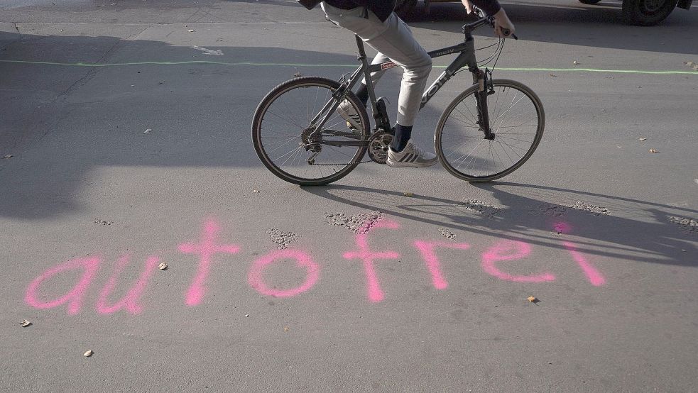 „Autofrei" ist auf eine Straße gesprüht. Foto: DPA