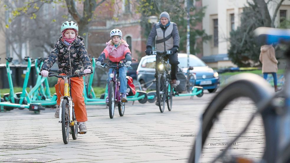 Familien sollen mit viel Platz und ohne Sorge und dem ständigen Blick nach Autos durch die Stadt fahren können. Dieses Foto entstand in Halle. Foto: DPA