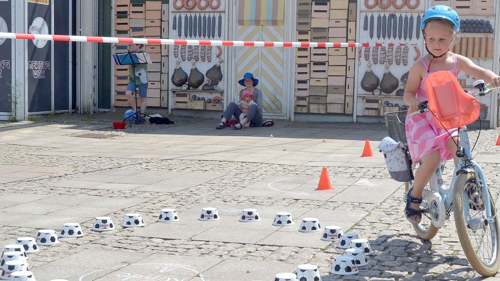 Die sechsjährige Luzie Bormann probierte den Parcours gleich mehrere Male aus. Foto: Neelke Harms