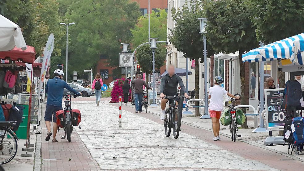 Drei schieben, einer fährt: Nicht jeder hält sich in der Norderstraße an das Radfahrverbot zwischen 10 und 18 Uhr. Foto: Romuald Banik
